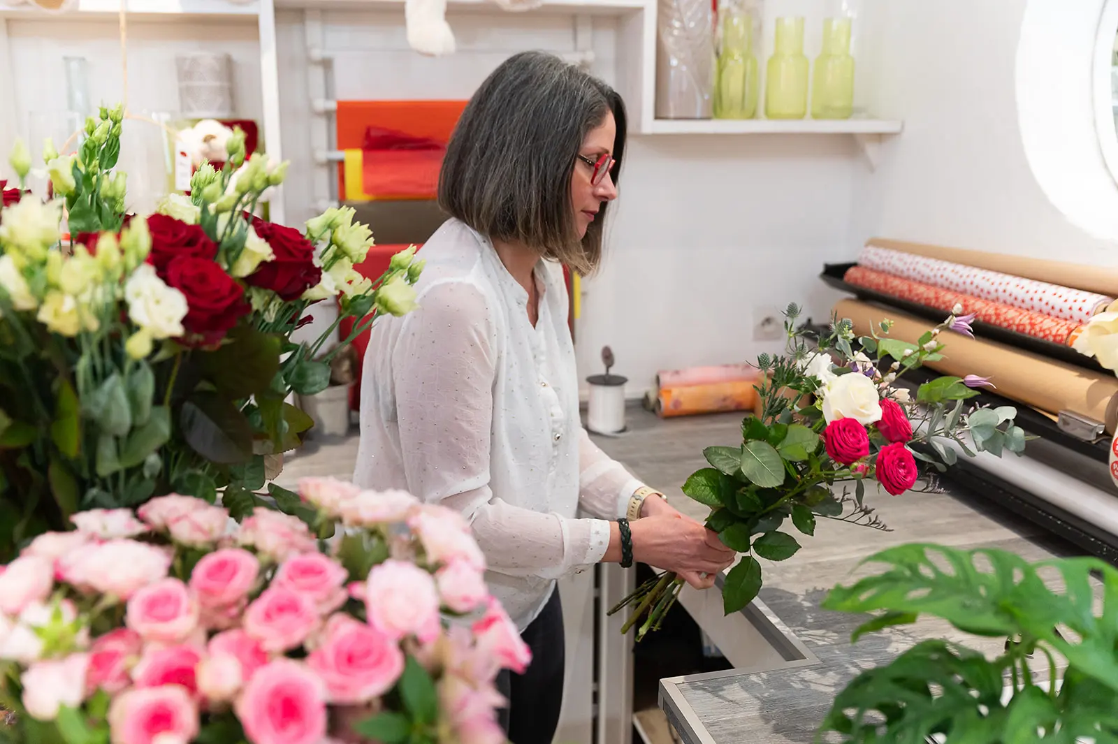 Virginie, fleuriste chez Rose d’Anjou, prépare un bouquet de fleurs