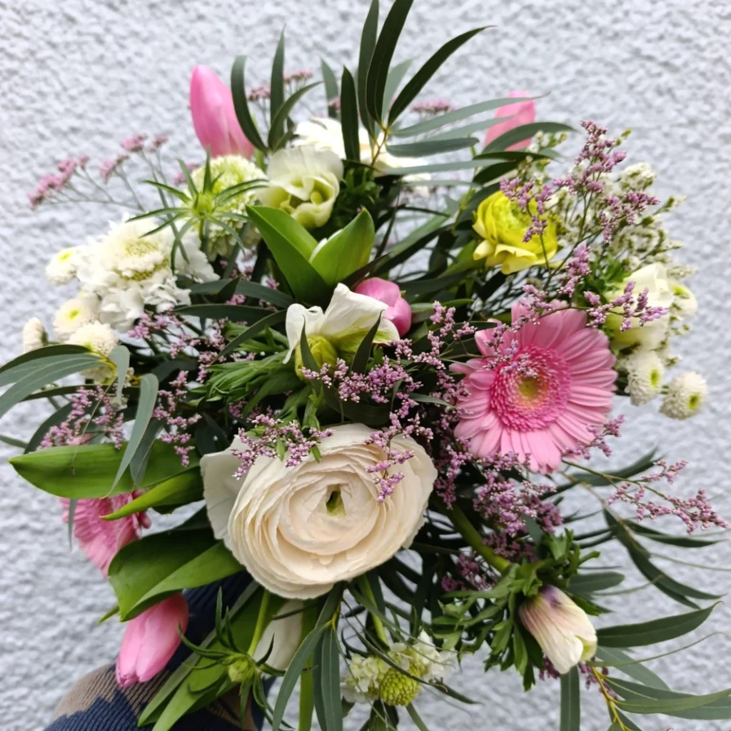Bouquet composé de fleurs fraîches de saison