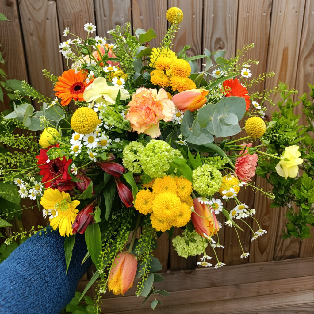 Bouquet composé de fleurs colorées
