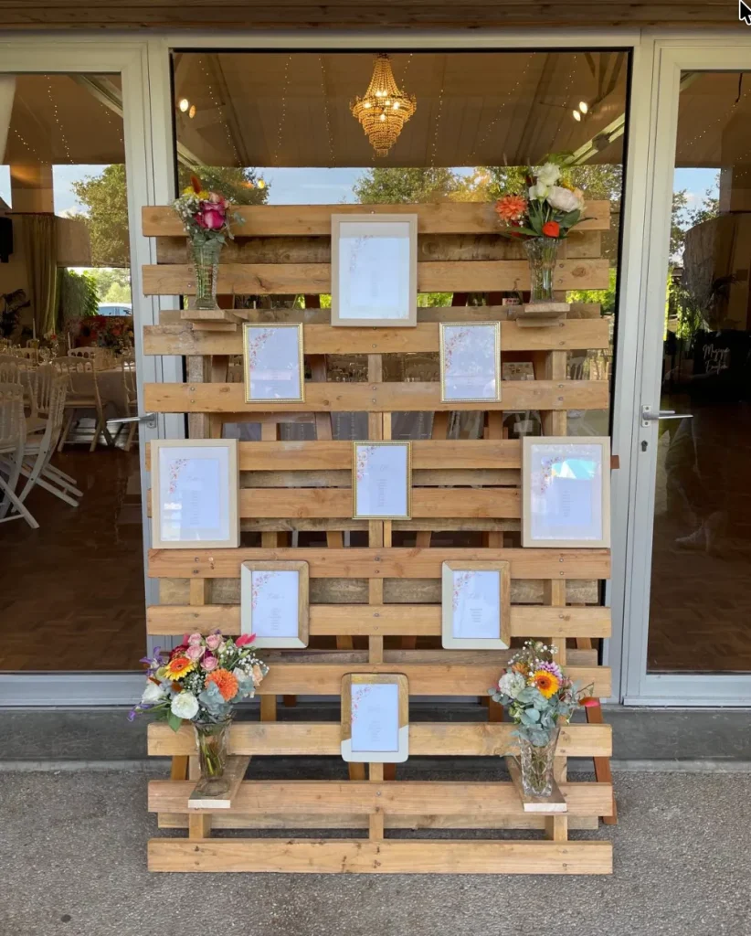 Préparatifs d’une décoration florale pour un mariage